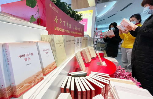 書店上新 中國共產黨簡史 ,引讀者駐足