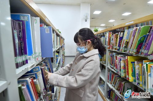 一名學生在晉江市圖書館認真查閱自己感興趣的圖書