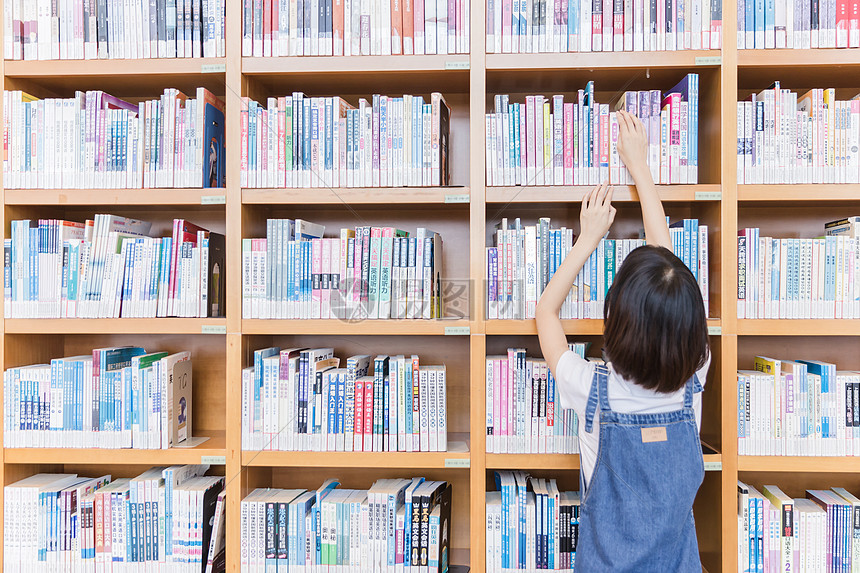 大學女生圖書館書架找書